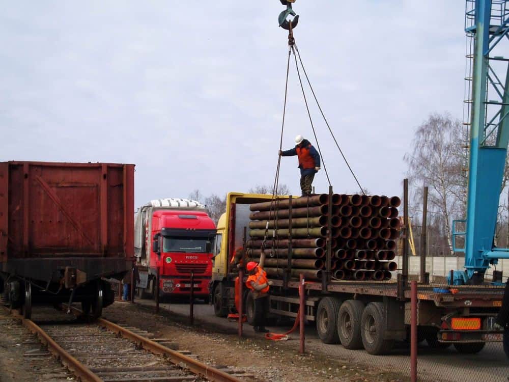 Перегрузка труб с грузовика в железнодорожный вагон