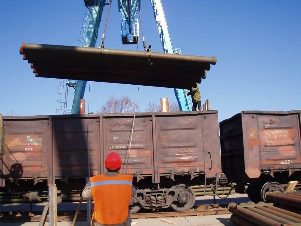 Погрузка стальных листов в полувагон краном