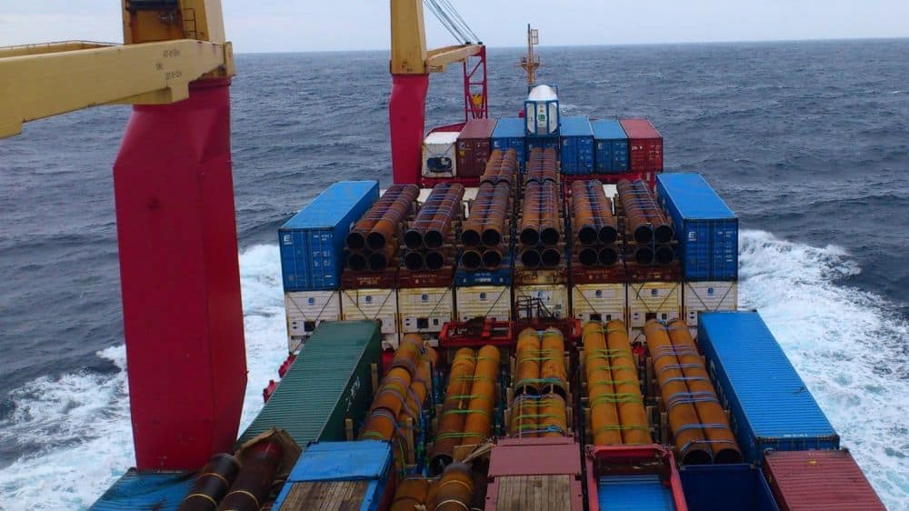 Контейнеровоз с грузом в море