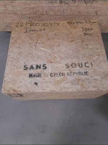 Деревянный ящик со светильником Sans Souci и надписью Made in Czech Republic на складе