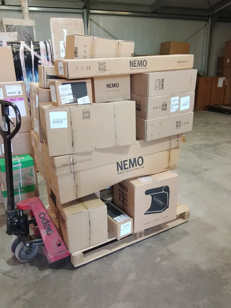 Паллета коробок со светильниками Nemo на гидравлической тележке на складе под Москвой
